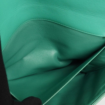 Chanel Klassische Klapp-Clutch mit Kette Grüne gesteppte Lackleder mit silberfarbenen Beschlägen Gut
