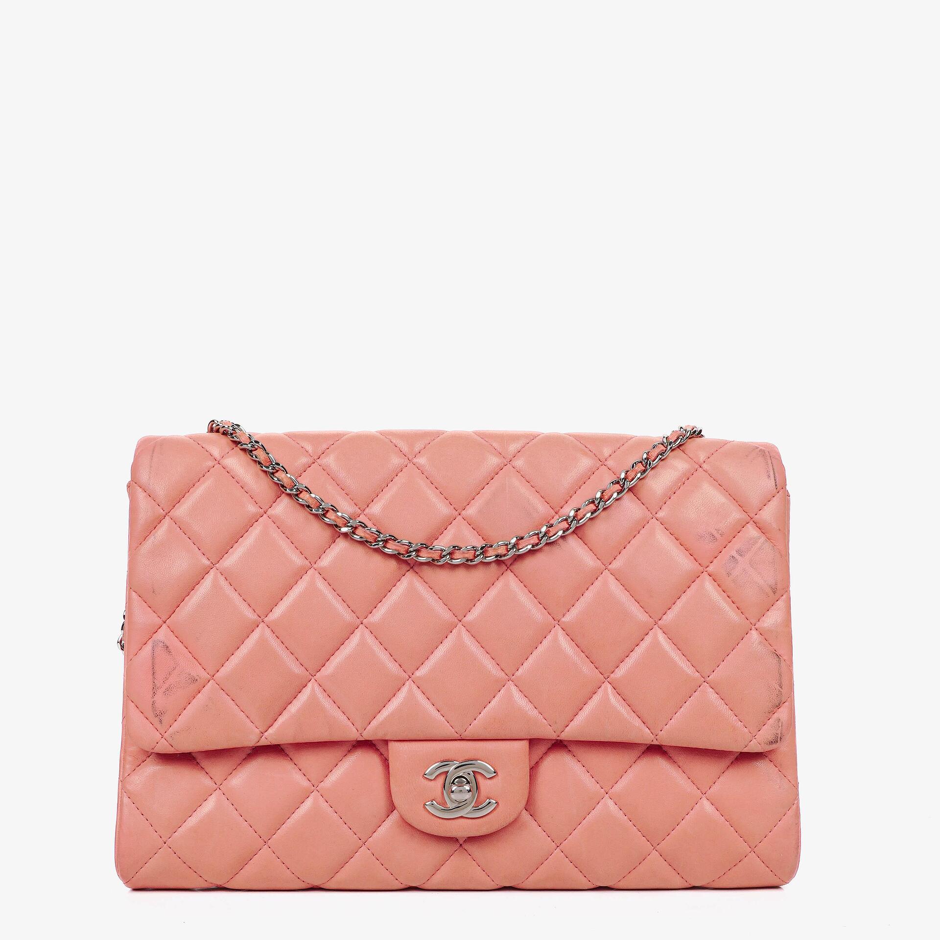 Chanel Classic Flap Clutch mit Kette aus gestepptem Leder und silberfarbener Hardware