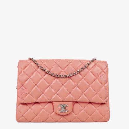 Chanel Classic Flap Clutch mit Kette aus gestepptem Leder und silberfarbener Hardware