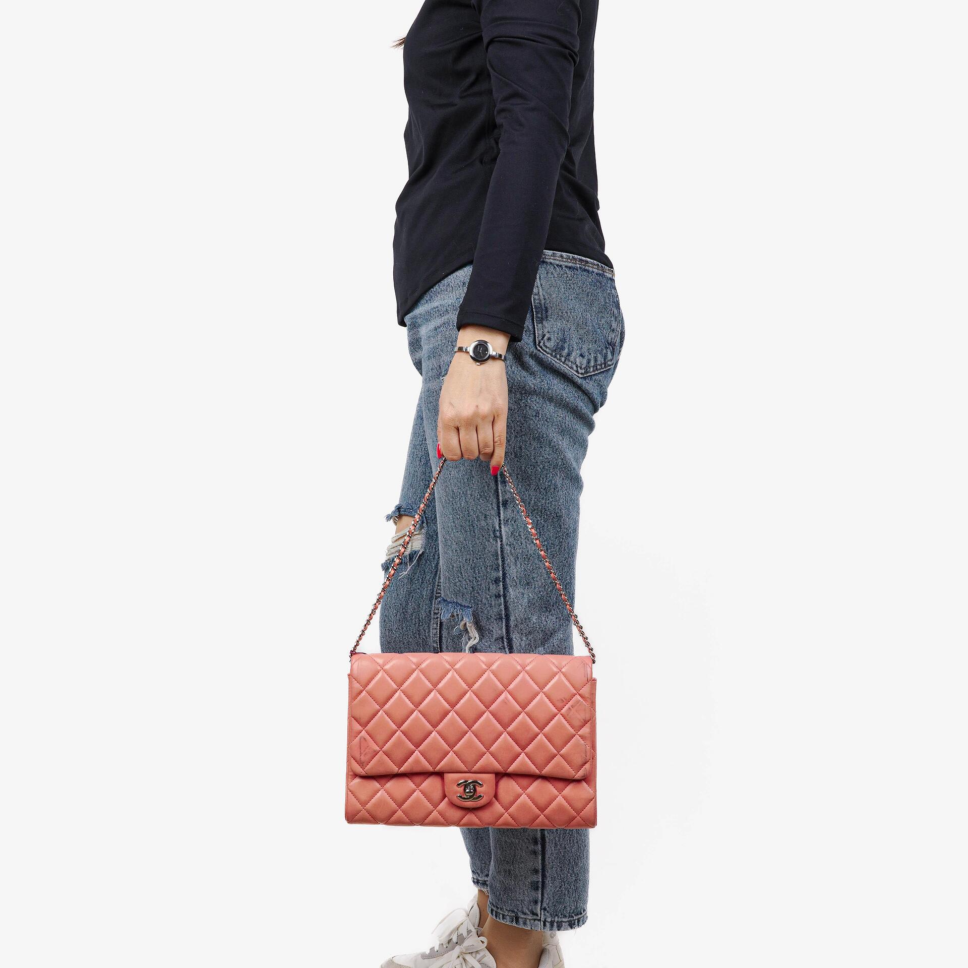 Chanel Classic Flap Clutch mit Kette aus gestepptem Leder und silberfarbener Hardware