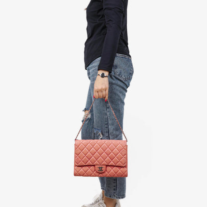 Chanel Classic Flap Clutch mit Kette aus gestepptem Leder und silberfarbener Hardware