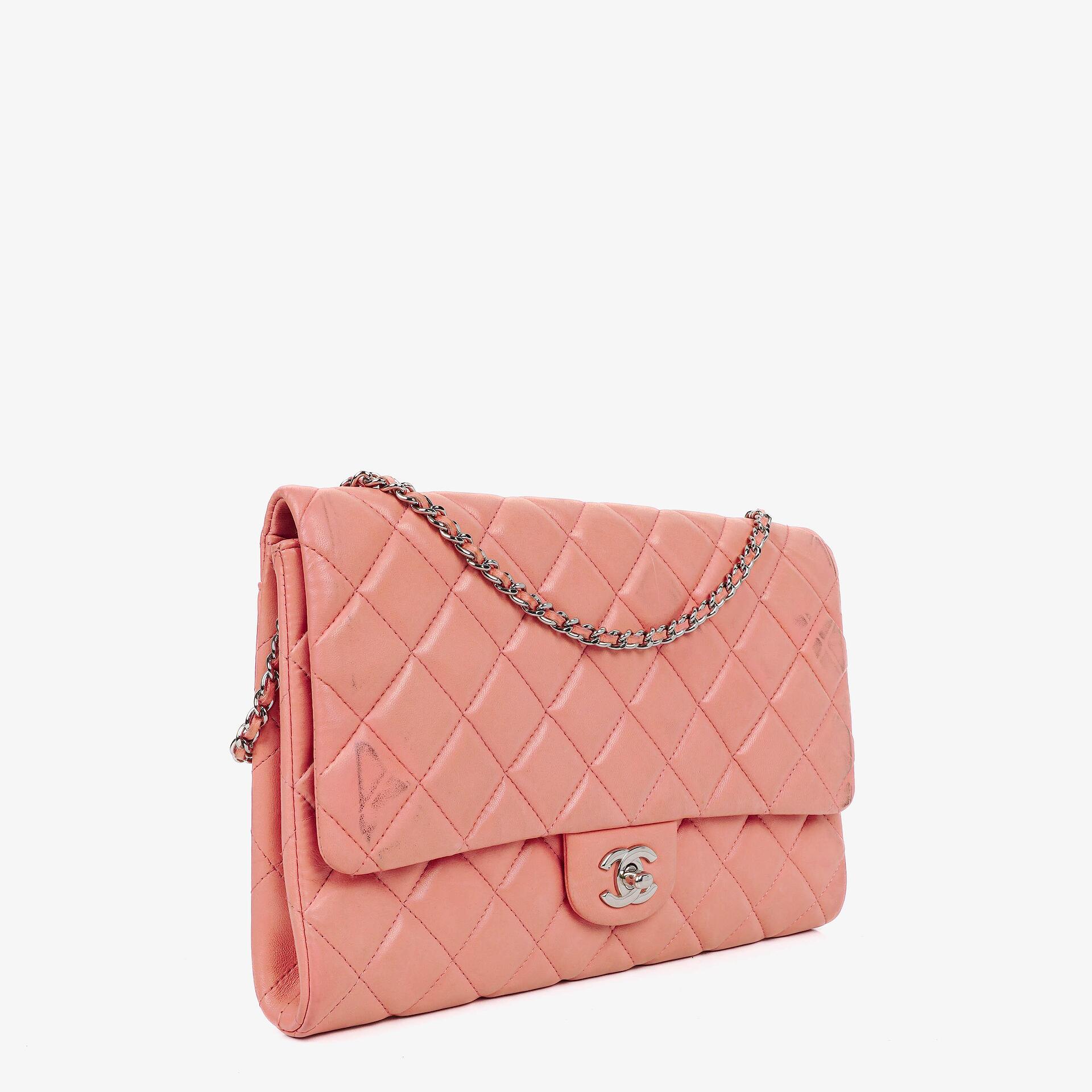 Chanel Classic Flap Clutch mit Kette aus gestepptem Leder und silberfarbener Hardware