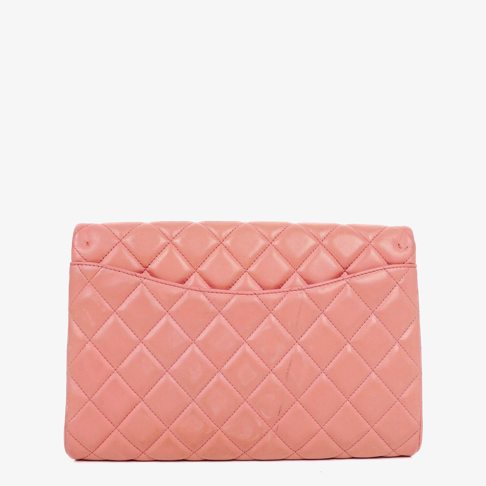 Chanel Classic Flap Clutch mit Kette aus gestepptem Leder und silberfarbener Hardware