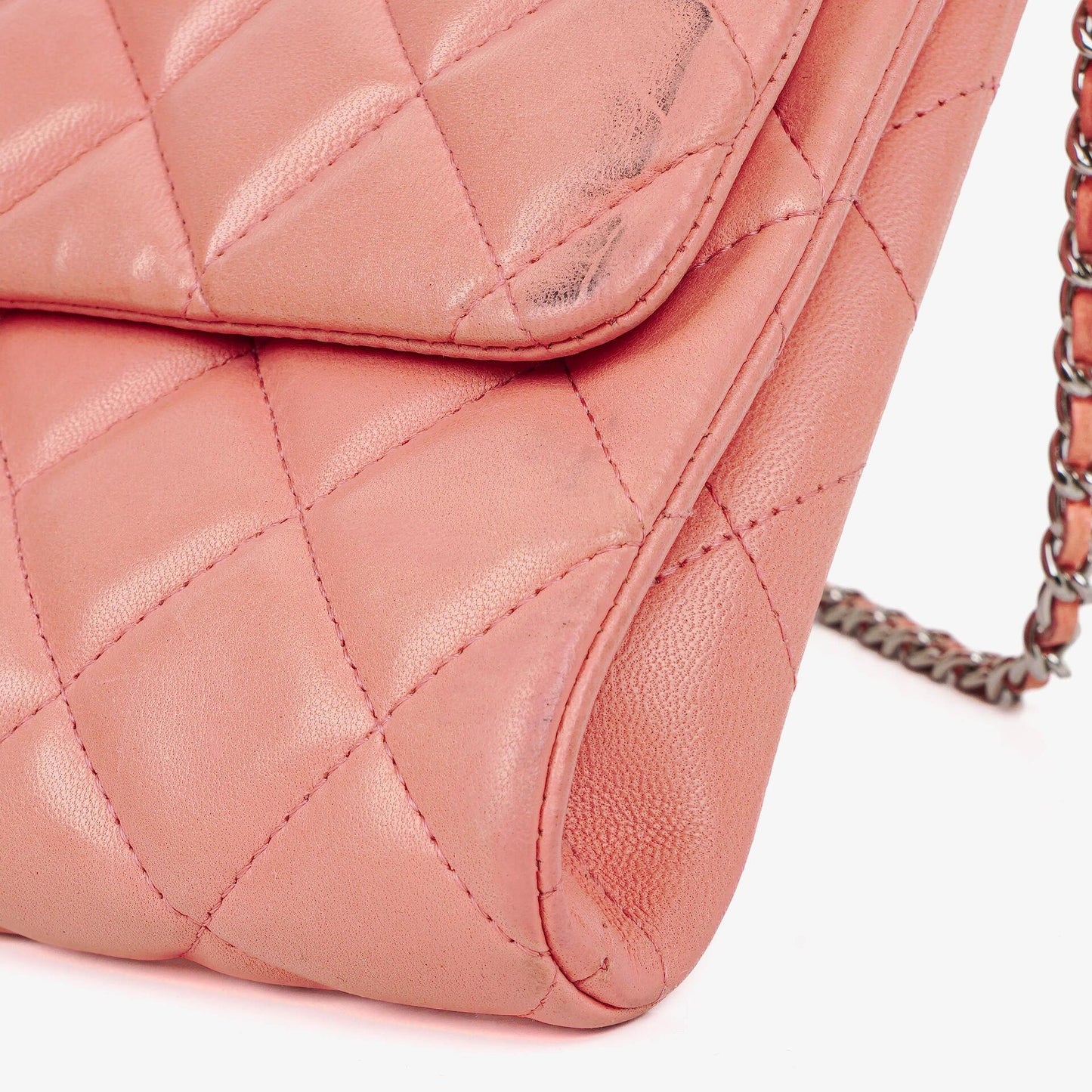 Chanel Classic Flap Clutch mit Kette aus gestepptem Leder und silberfarbener Hardware