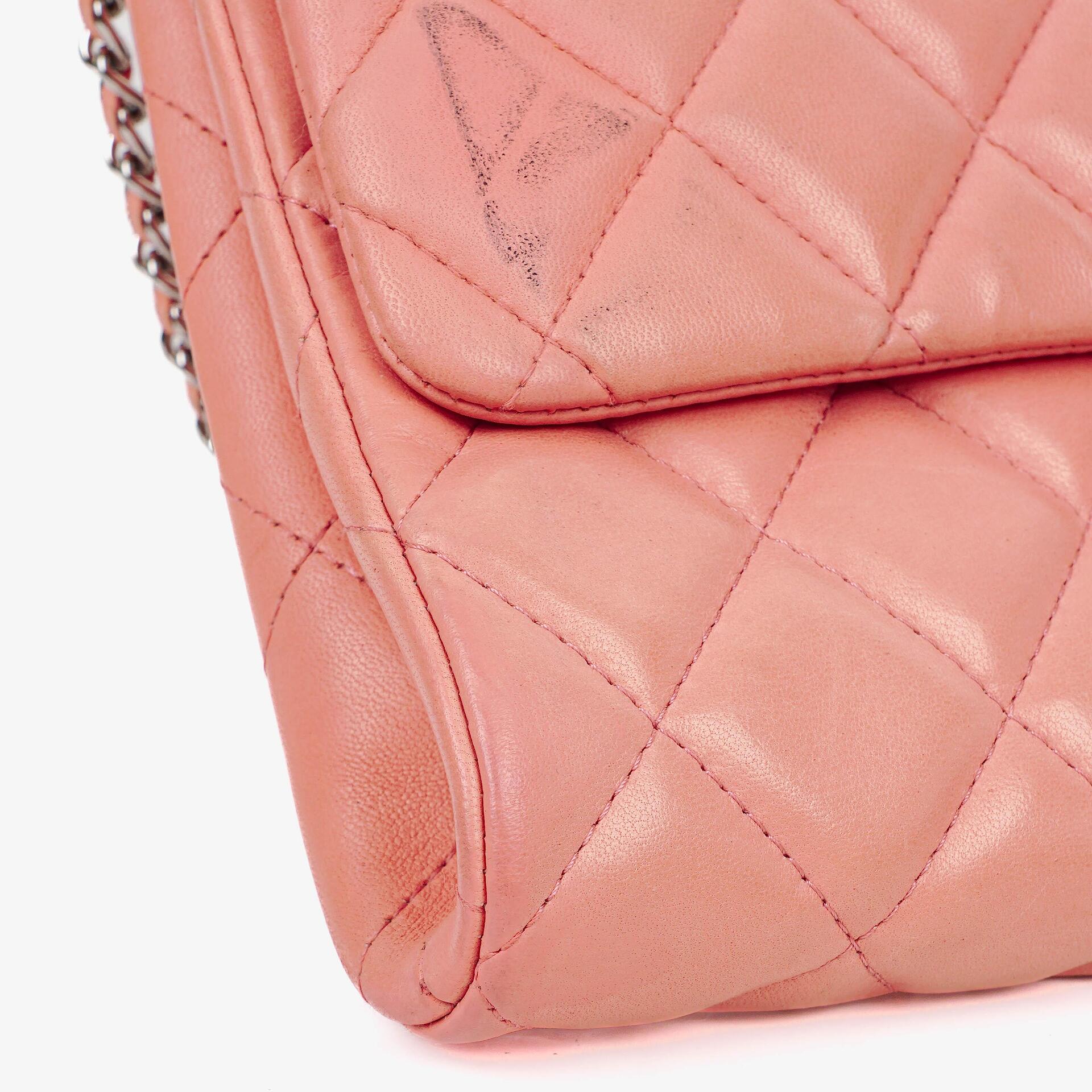 Chanel Classic Flap Clutch mit Kette aus gestepptem Leder und silberfarbener Hardware