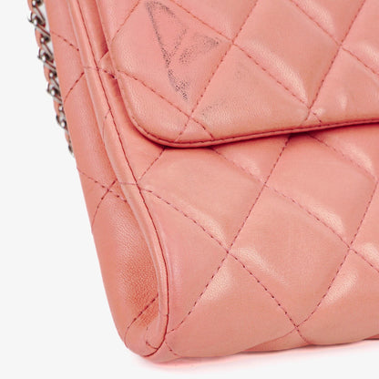 Chanel Classic Flap Clutch mit Kette aus gestepptem Leder und silberfarbener Hardware