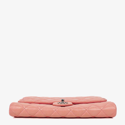 Chanel Classic Flap Clutch mit Kette aus gestepptem Leder und silberfarbener Hardware