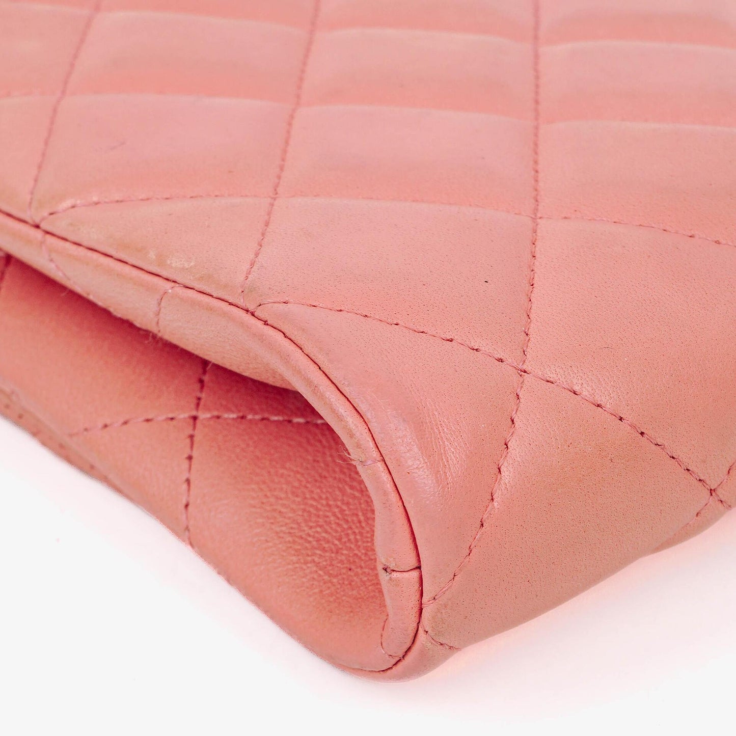 Chanel Classic Flap Clutch mit Kette aus gestepptem Leder und silberfarbener Hardware