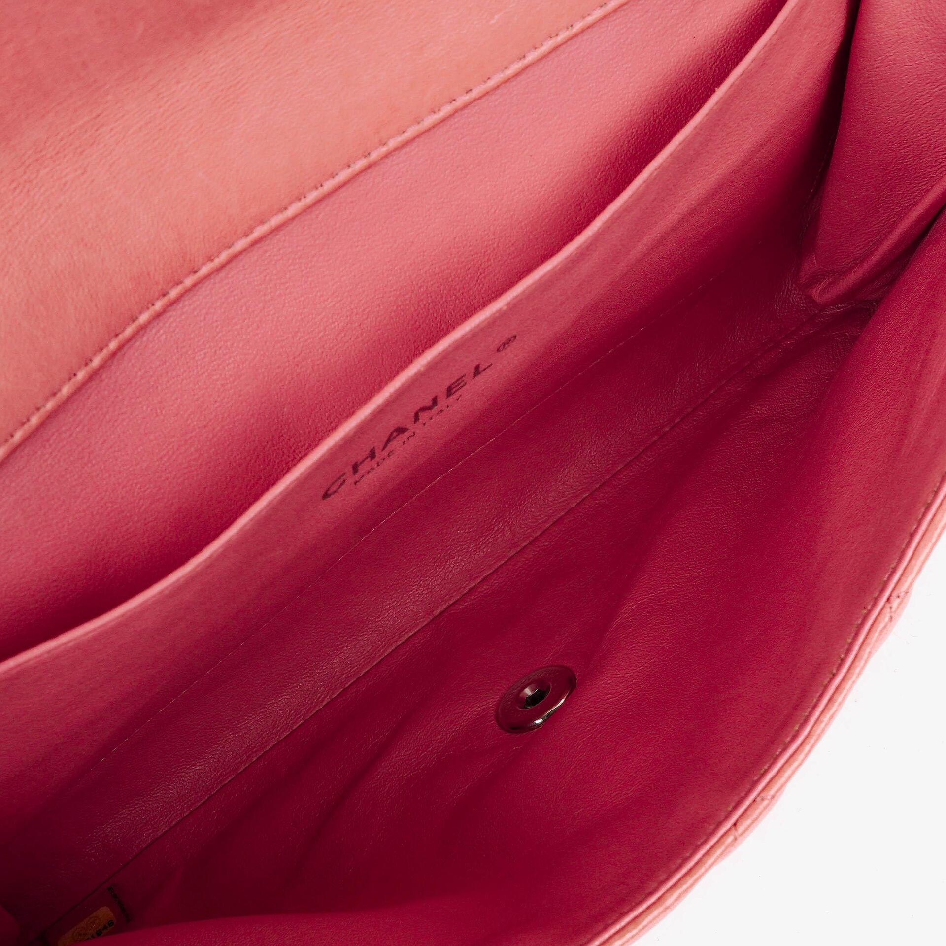 Chanel Classic Flap Clutch mit Kette aus gestepptem Leder und silberfarbener Hardware