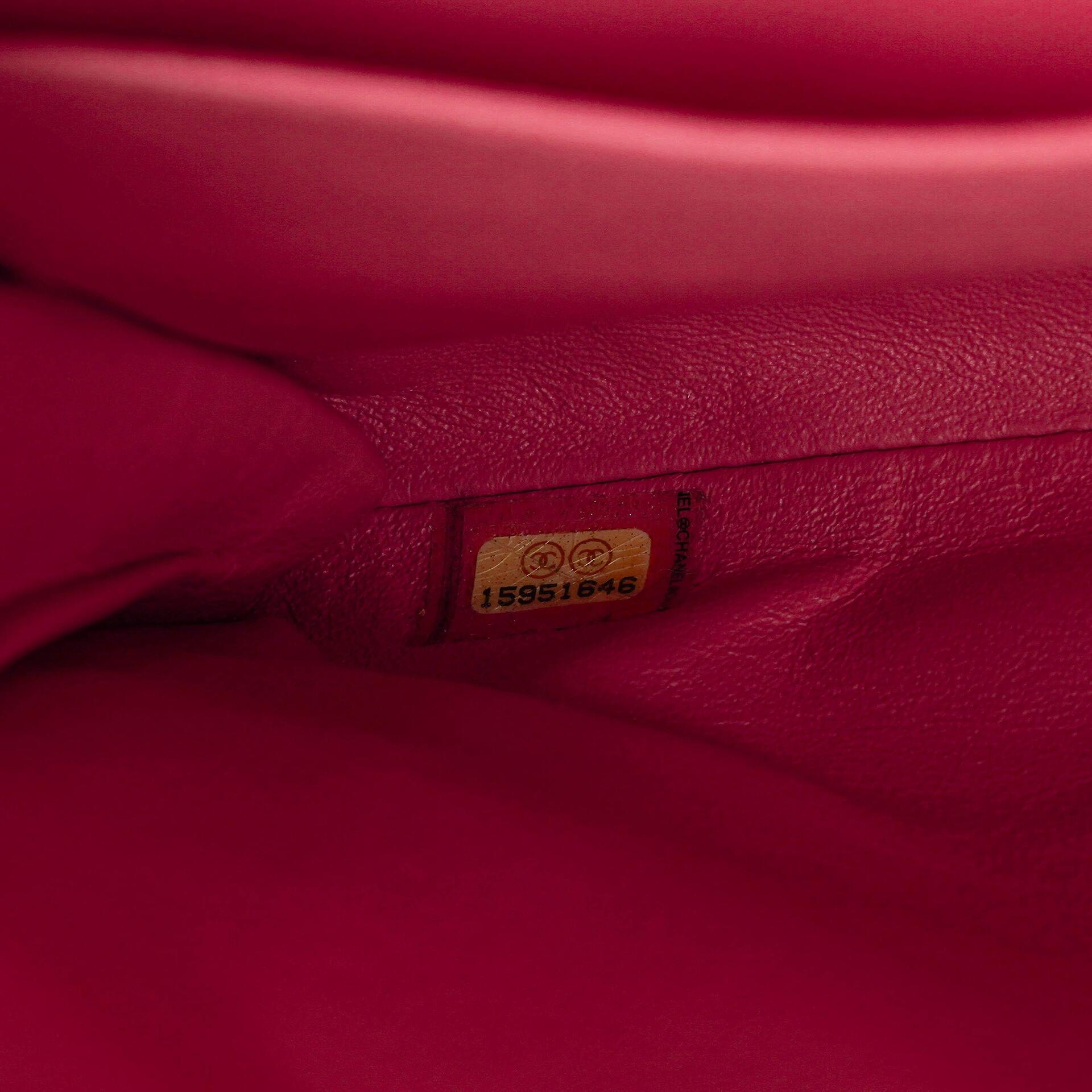 Chanel Classic Flap Clutch mit Kette aus gestepptem Leder und silberfarbener Hardware