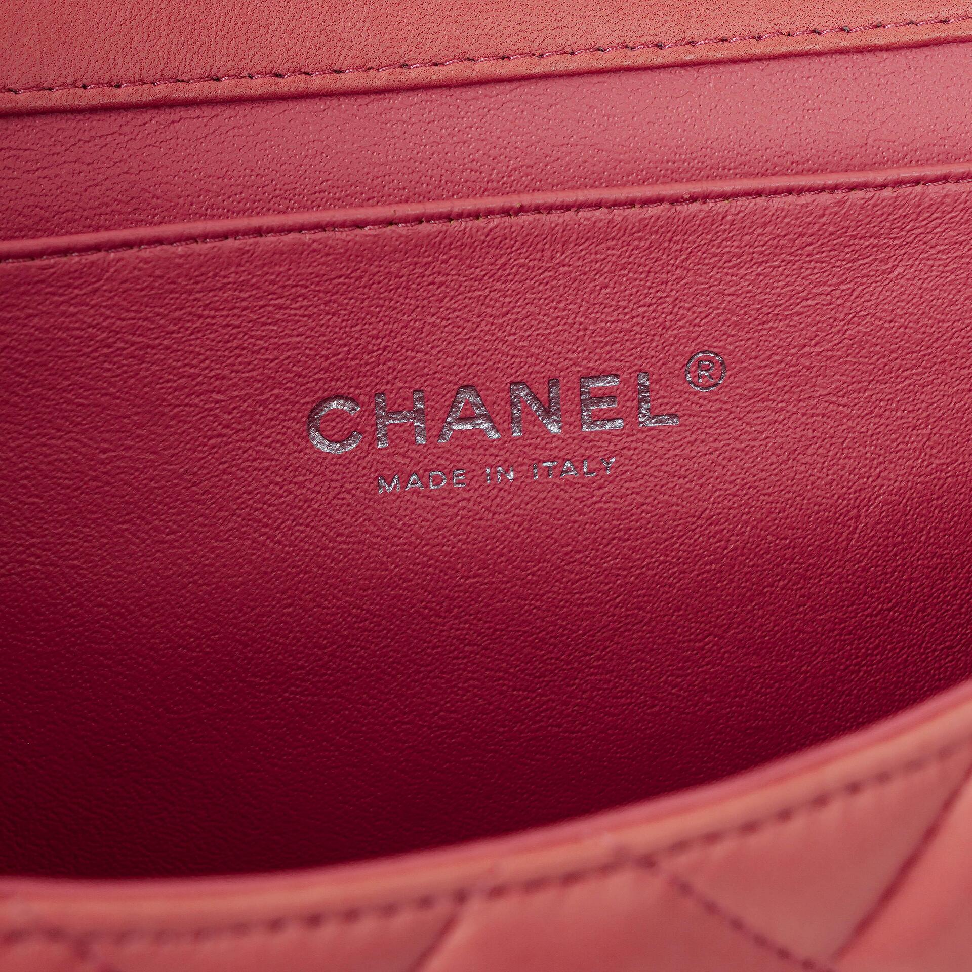 Chanel Classic Flap Clutch mit Kette aus gestepptem Leder und silberfarbener Hardware