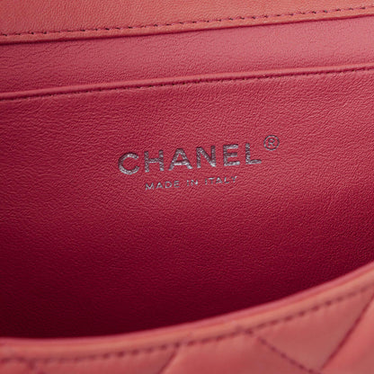 Chanel Classic Flap Clutch mit Kette aus gestepptem Leder und silberfarbener Hardware