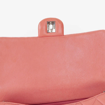 Chanel Classic Flap Clutch mit Kette aus gestepptem Leder und silberfarbener Hardware