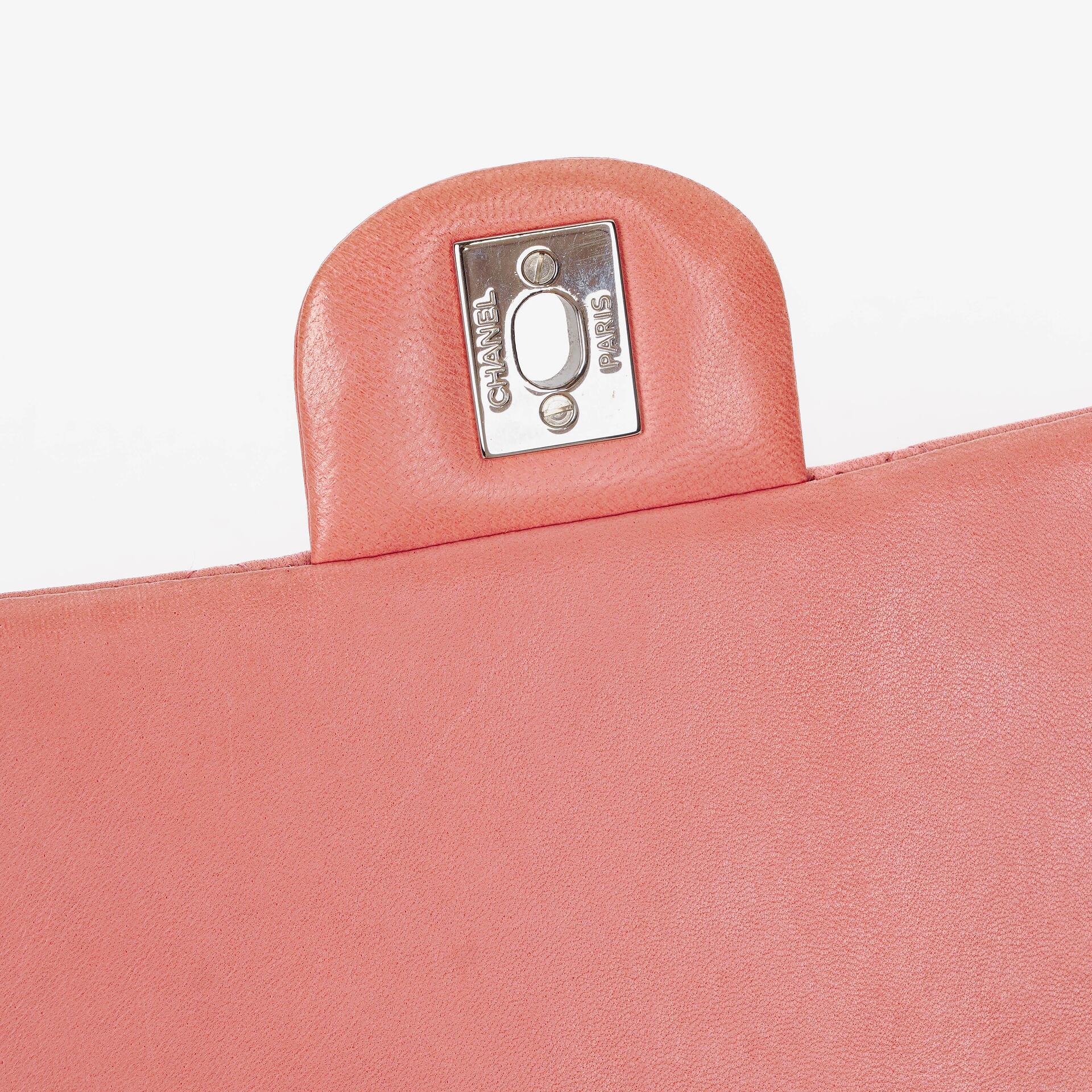 Chanel Classic Flap Clutch mit Kette aus gestepptem Leder und silberfarbener Hardware