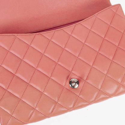 Chanel Classic Flap Clutch mit Kette aus gestepptem Leder und silberfarbener Hardware