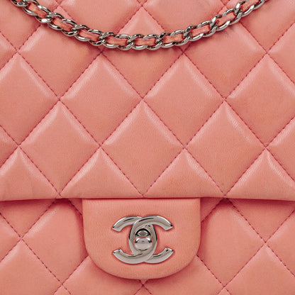 Chanel Classic Flap Clutch mit Kette aus gestepptem Leder und silberfarbener Hardware