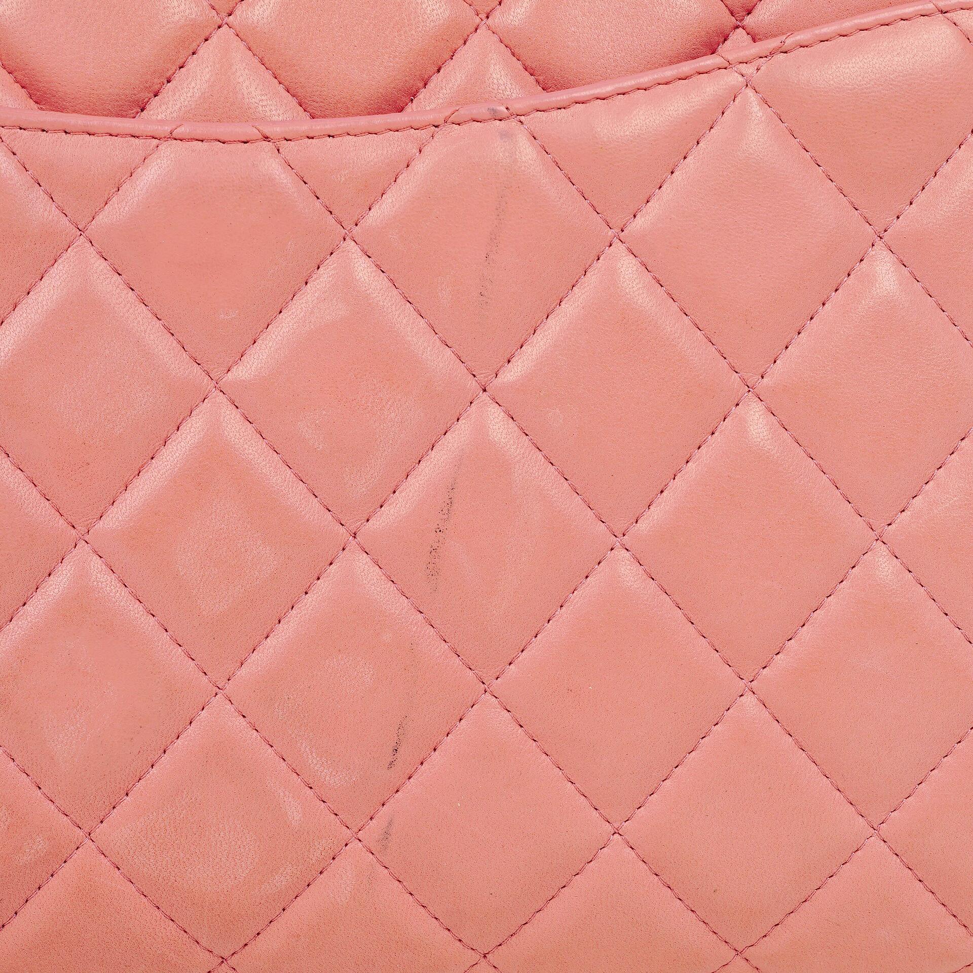 Chanel Classic Flap Clutch mit Kette aus gestepptem Leder und silberfarbener Hardware
