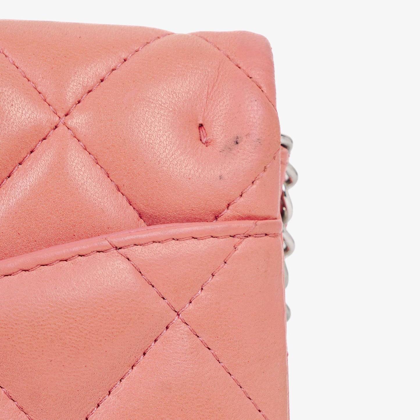 Chanel Classic Flap Clutch mit Kette aus gestepptem Leder und silberfarbener Hardware