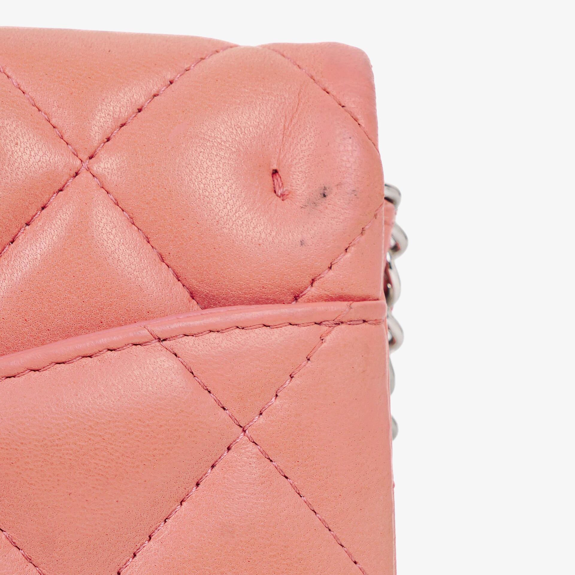 Chanel Classic Flap Clutch mit Kette aus gestepptem Leder und silberfarbener Hardware