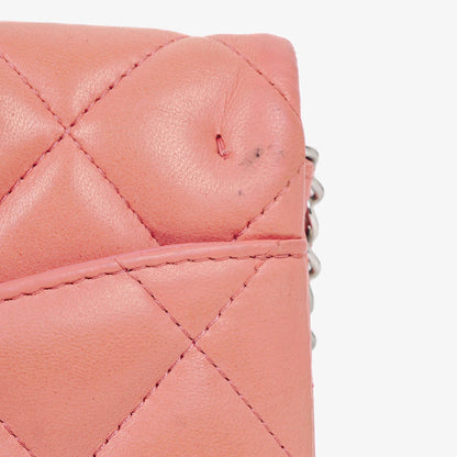 Chanel Classic Flap Clutch mit Kette aus gestepptem Leder und silberfarbener Hardware