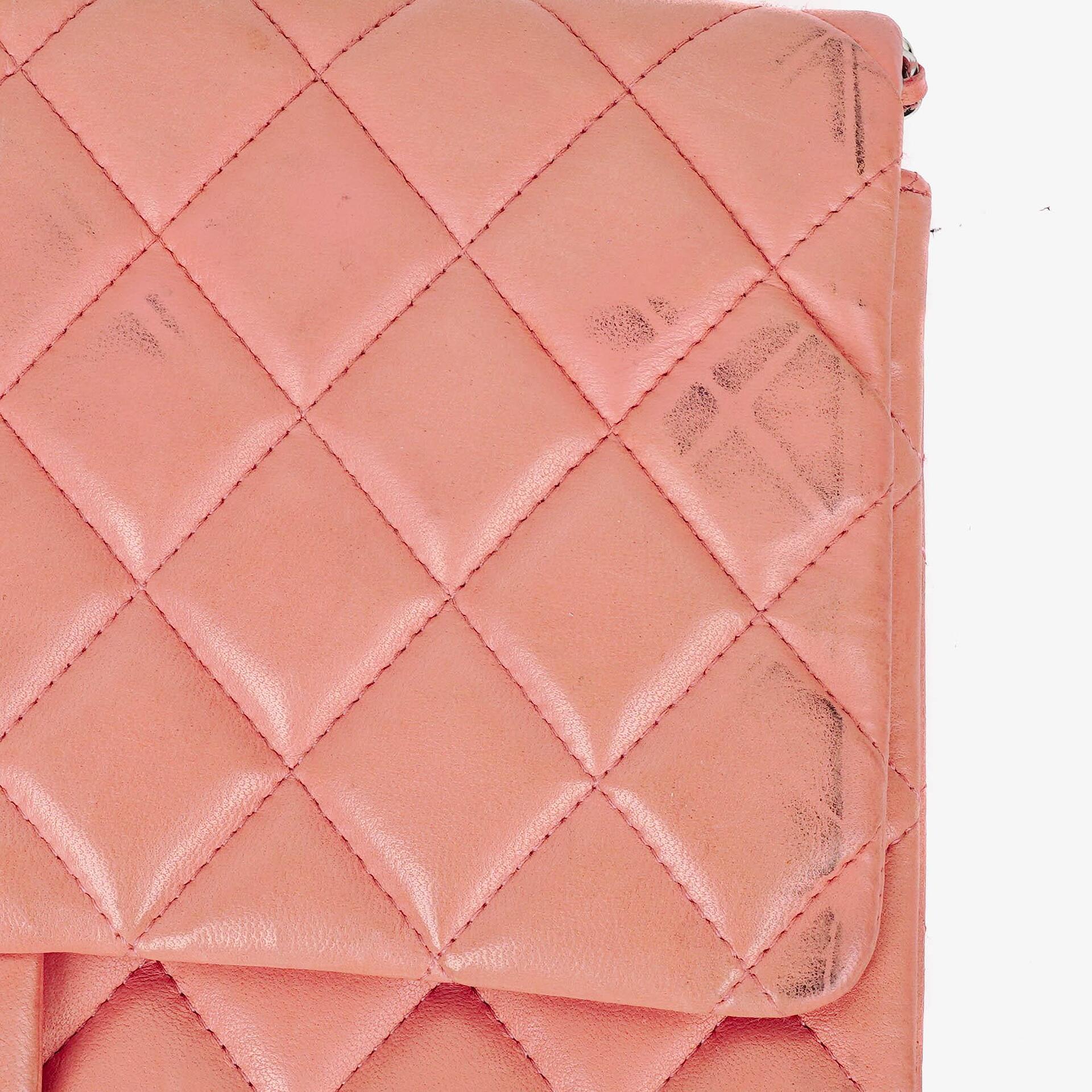Chanel Classic Flap Clutch mit Kette aus gestepptem Leder und silberfarbener Hardware