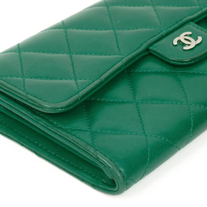 Chanel Classic Flap Lange Geldbörse, Grün gestepptes Leder