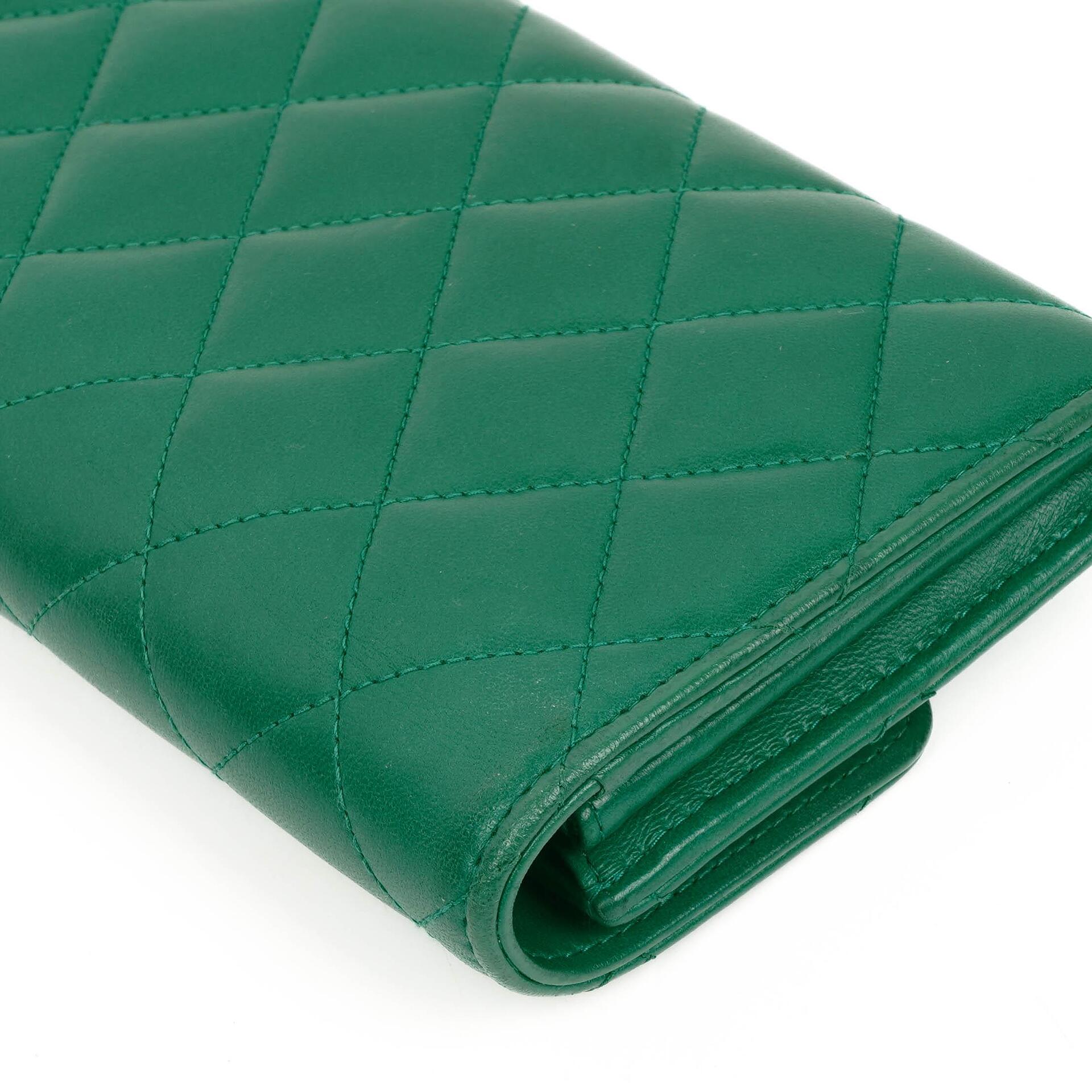 Chanel Classic Flap Lange Geldbörse, Grün gestepptes Leder