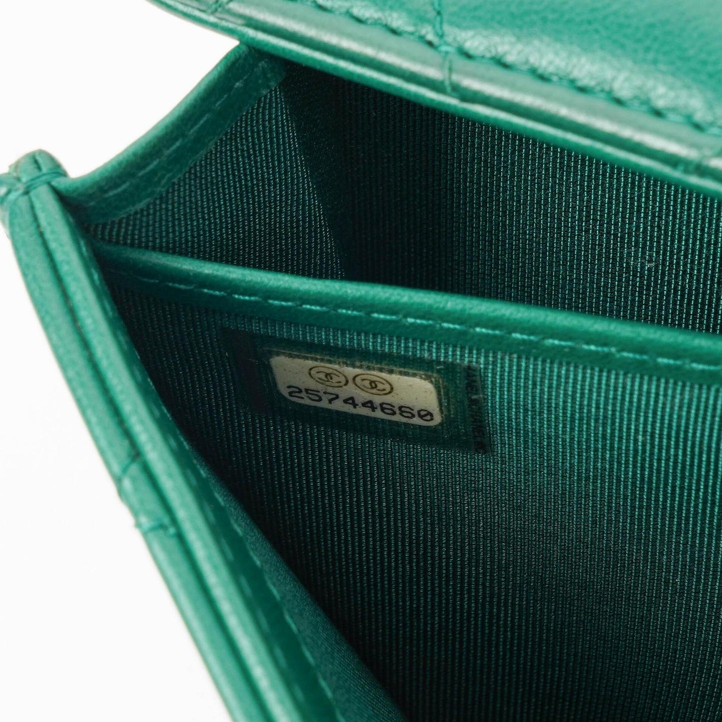 Chanel Classic Flap Lange Geldbörse, Grün gestepptes Leder