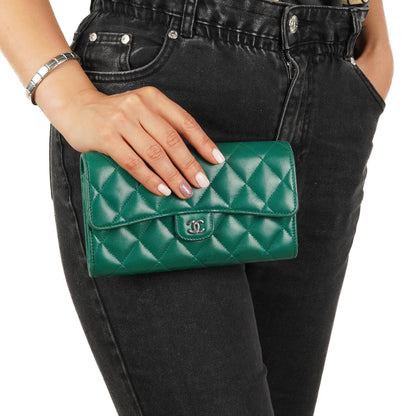 Chanel Classic Flap Lange Geldbörse, Grün gestepptes Leder