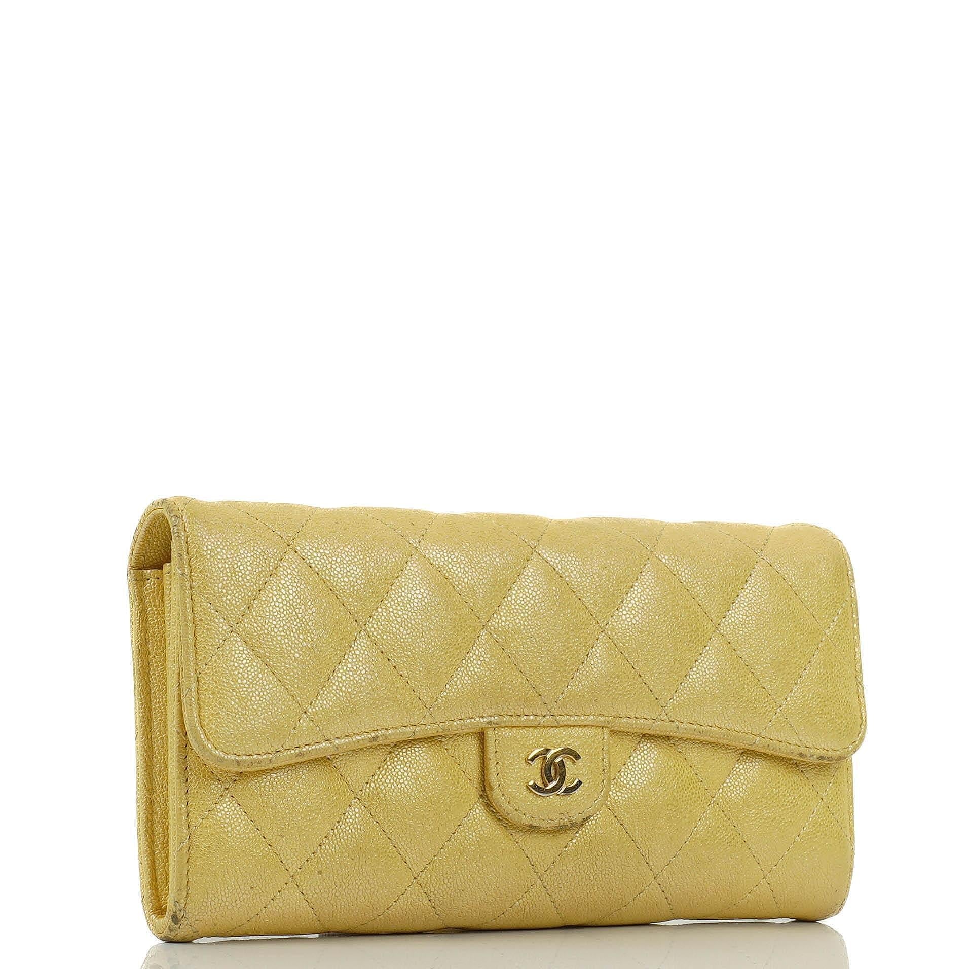 Chanel Classic Flap Geldbörse Petite Maroquinerie aus metallic-gelbem gestepptem Caviar-Leder