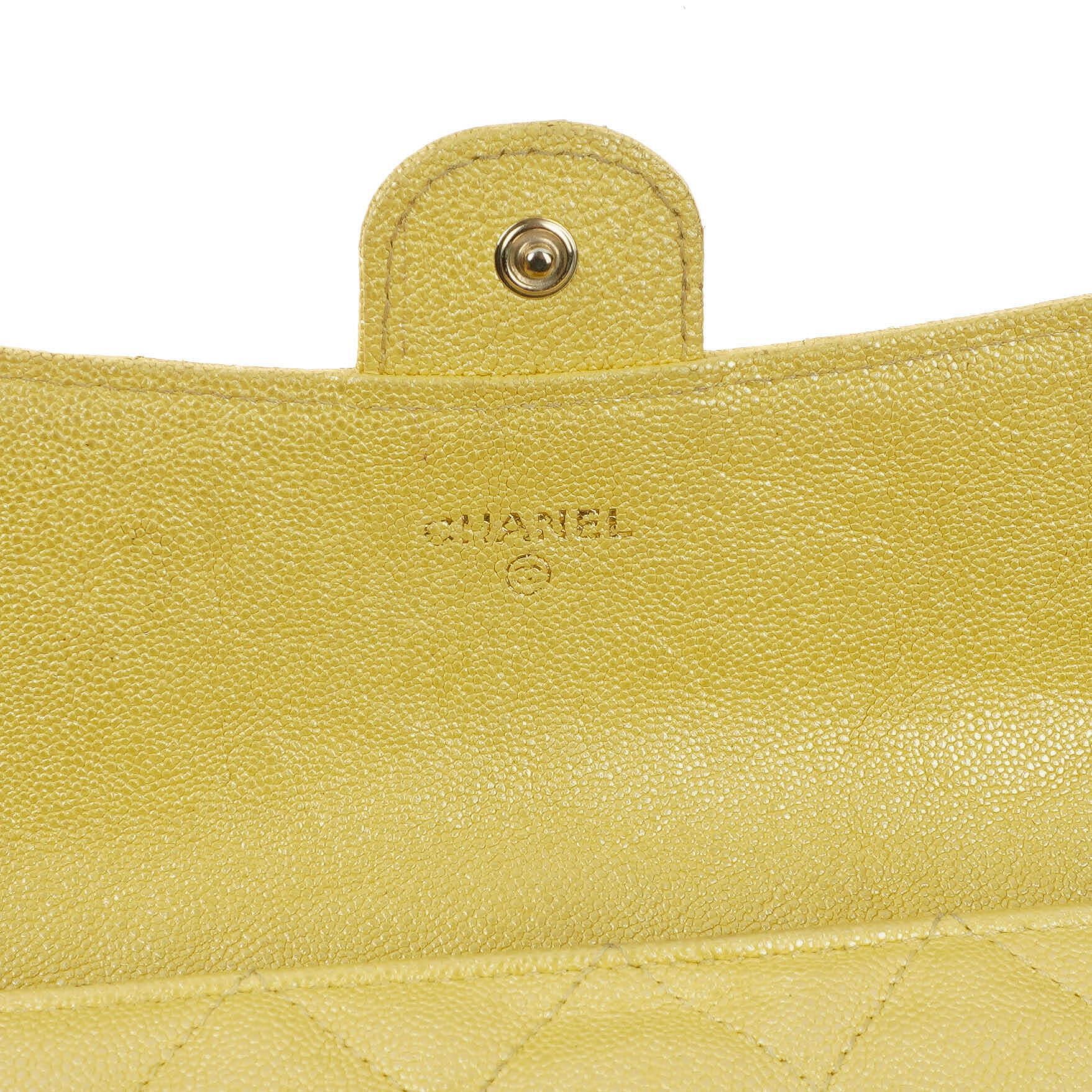 Chanel Classic Flap Geldbörse Petite Maroquinerie aus metallic-gelbem gestepptem Caviar-Leder