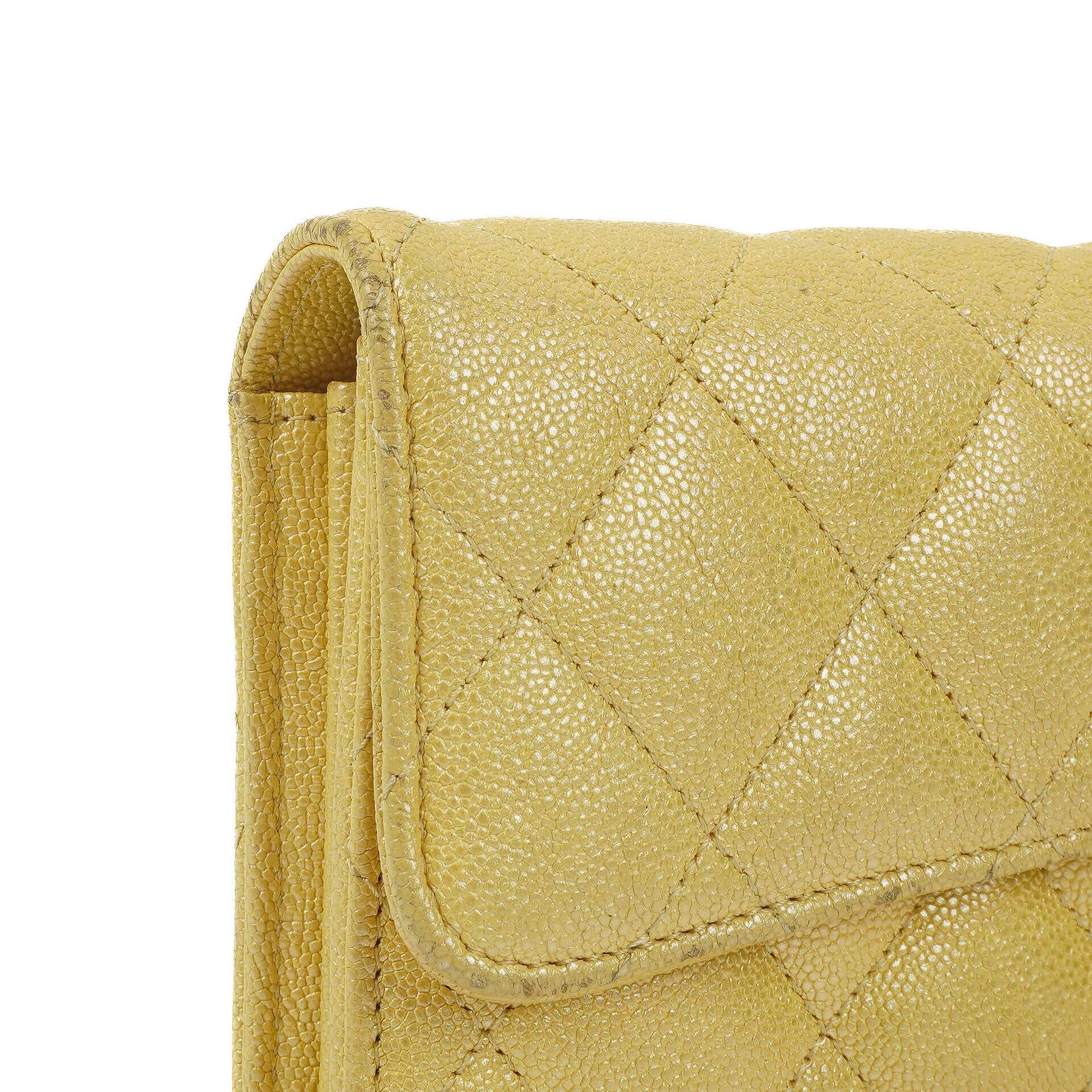 Chanel Classic Flap Geldbörse Petite Maroquinerie aus metallic-gelbem gestepptem Caviar-Leder
