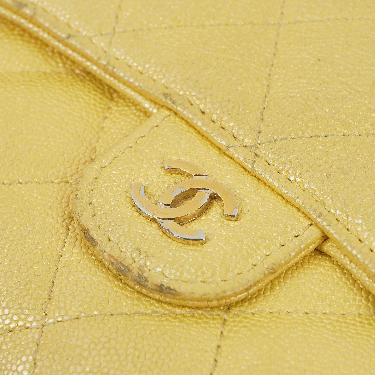 Chanel Classic Flap Geldbörse Petite Maroquinerie aus metallic-gelbem gestepptem Caviar-Leder