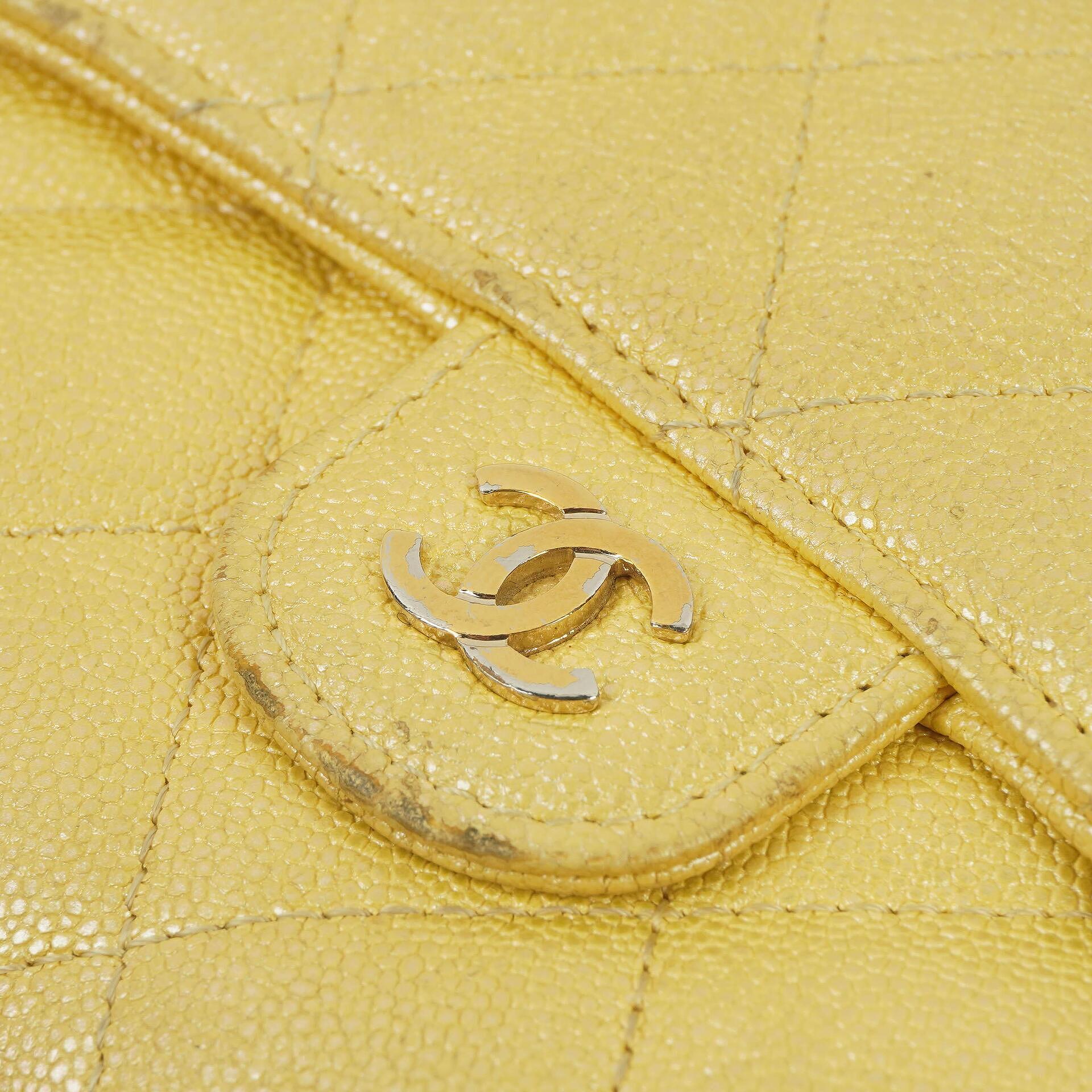 Chanel Classic Flap Geldbörse Petite Maroquinerie aus metallic-gelbem gestepptem Caviar-Leder