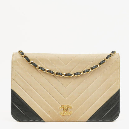 Chanel Classic Full Flap Tasche aus beigem Chevron-Steppleder mit 24K vergoldeten Beschlägen