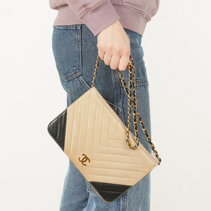 Chanel Classic Full Flap Tasche aus beigem Chevron-Steppleder mit 24K vergoldeten Beschlägen