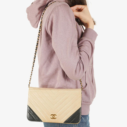 Chanel Classic Full Flap Tasche aus beigem Chevron-Steppleder mit 24K vergoldeten Beschlägen