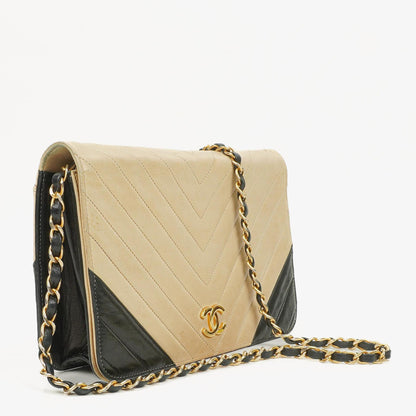 Chanel Classic Full Flap Tasche aus beigem Chevron-Steppleder mit 24K vergoldeten Beschlägen