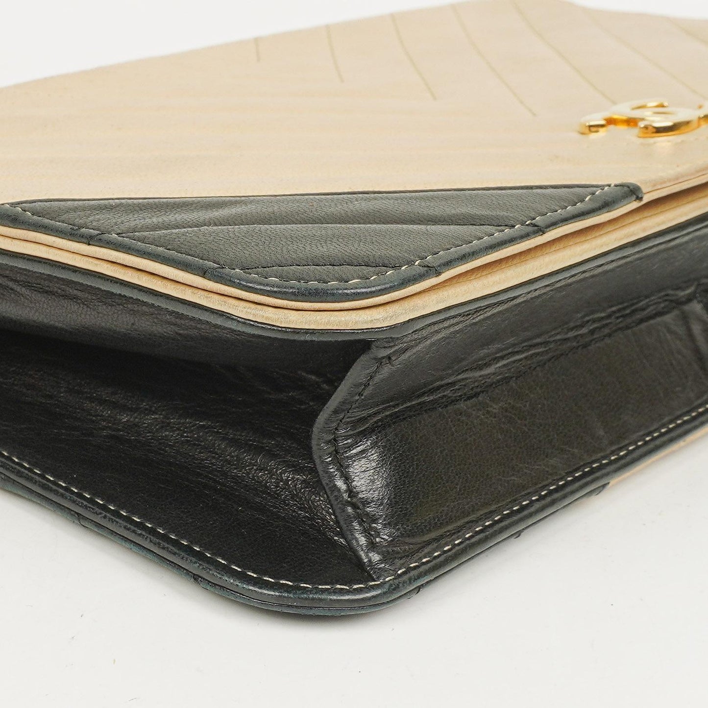 Chanel Classic Full Flap Tasche aus beigem Chevron-Steppleder mit 24K vergoldeten Beschlägen