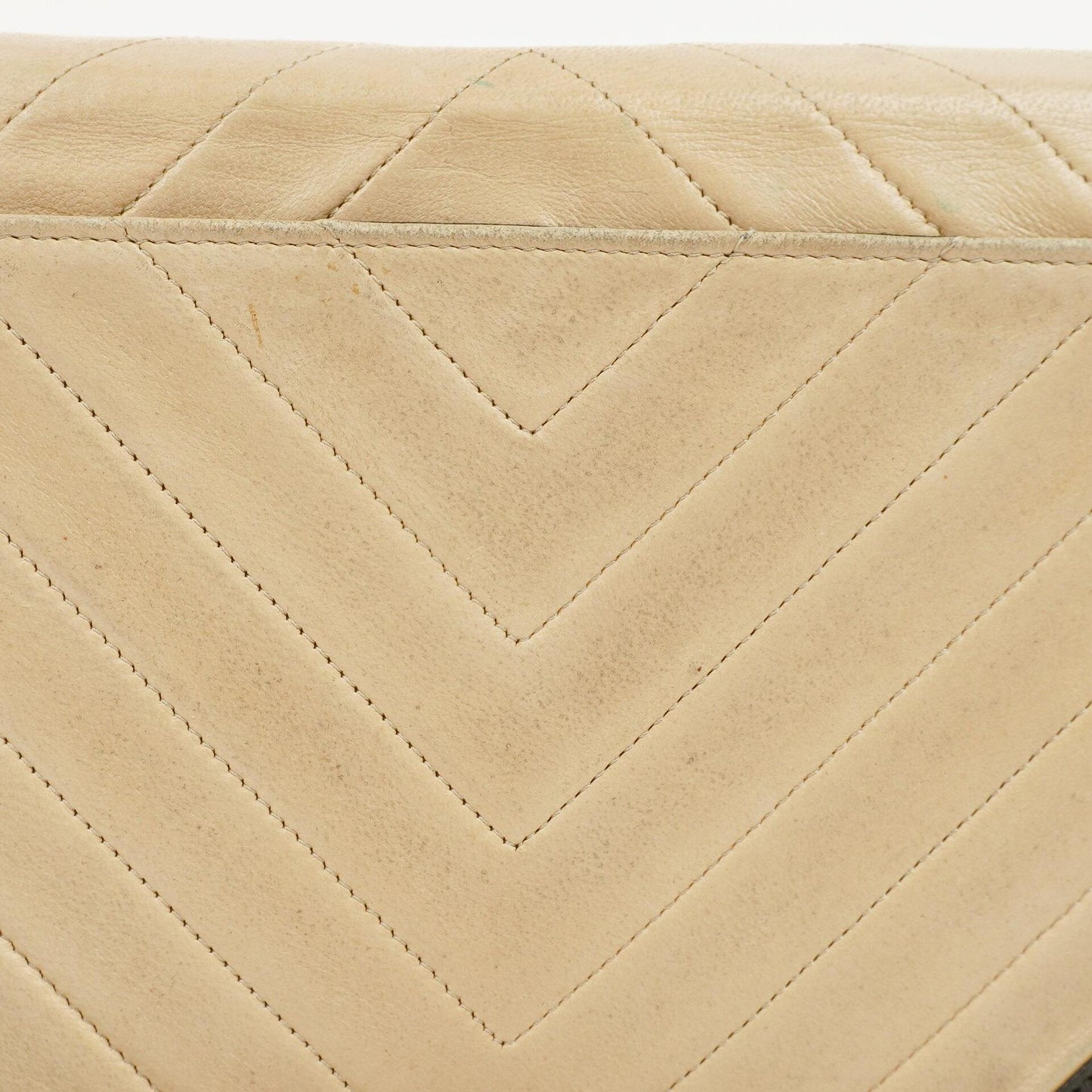 Chanel Classic Full Flap Tasche aus beigem Chevron-Steppleder mit 24K vergoldeten Beschlägen