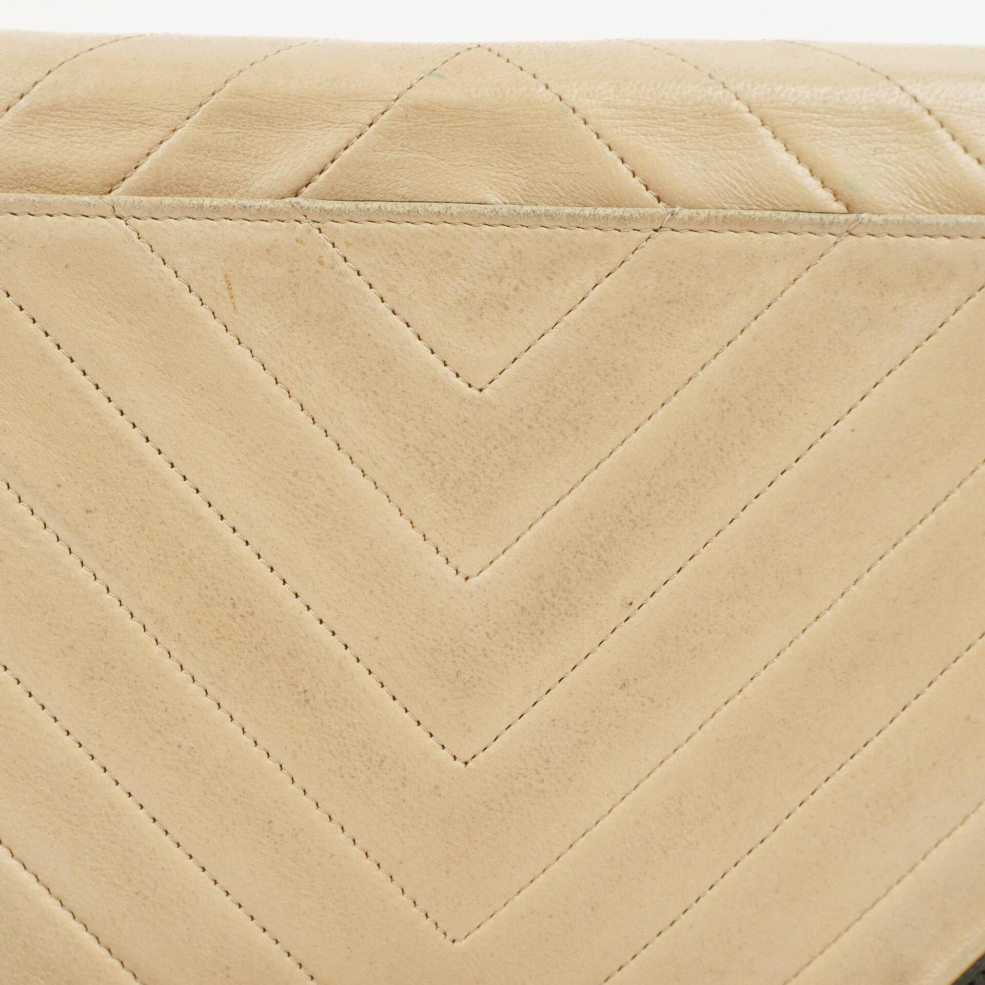 Chanel Classic Full Flap Tasche aus beigem Chevron-Steppleder mit 24K vergoldeten Beschlägen