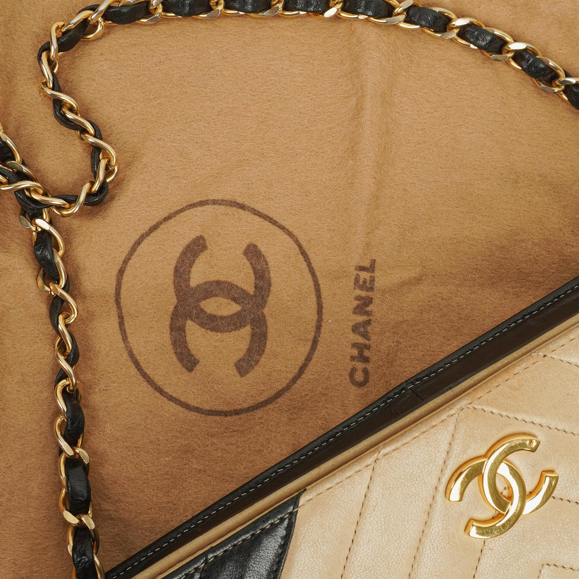 Chanel Classic Full Flap Tasche aus beigem Chevron-Steppleder mit 24K vergoldeten Beschlägen