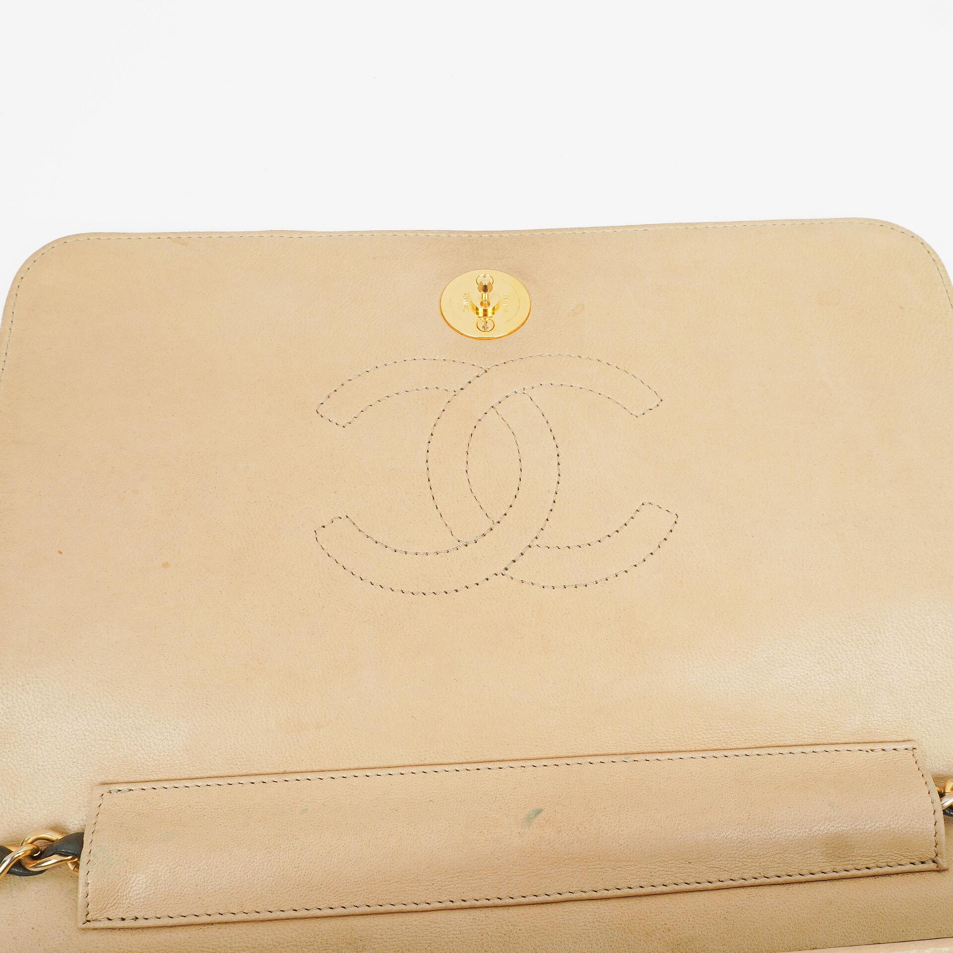 Chanel Classic Full Flap Tasche aus beigem Chevron-Steppleder mit 24K vergoldeten Beschlägen