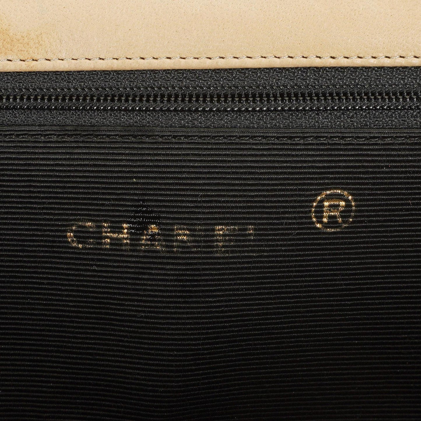 Chanel Classic Full Flap Tasche aus beigem Chevron-Steppleder mit 24K vergoldeten Beschlägen