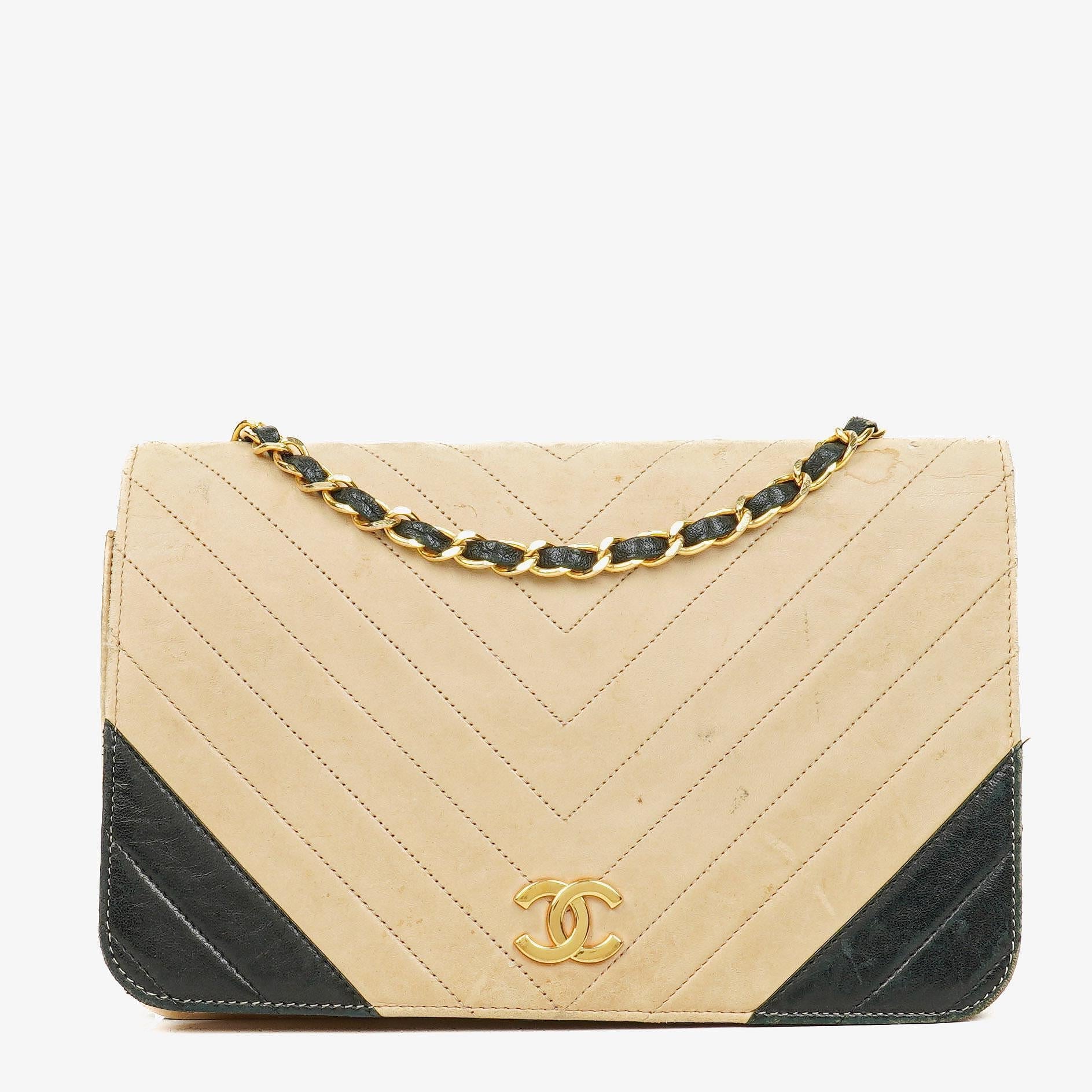 CHANEL Classic Full Flap Tasche aus beigem Leder mit Chevron-Steppung und 24K vergoldeter Hardware