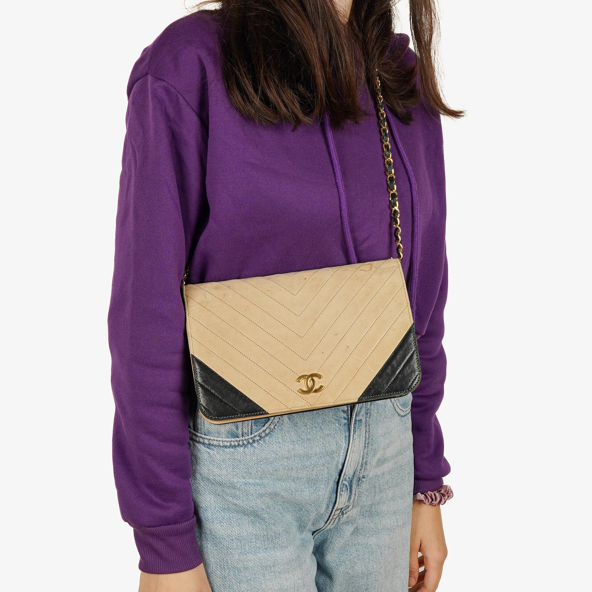 CHANEL Classic Full Flap Tasche aus beigem Leder mit Chevron-Steppung und 24K vergoldeter Hardware