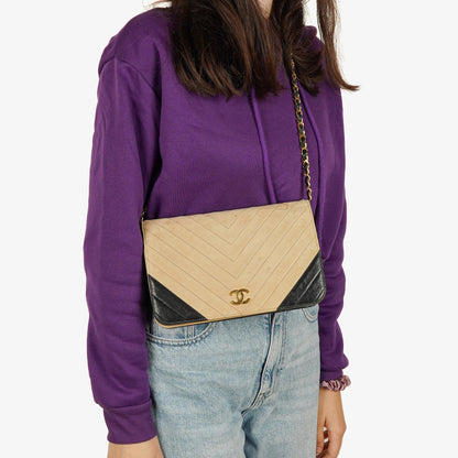 CHANEL Classic Full Flap Tasche aus beigem Leder mit Chevron-Steppung und 24K vergoldeter Hardware