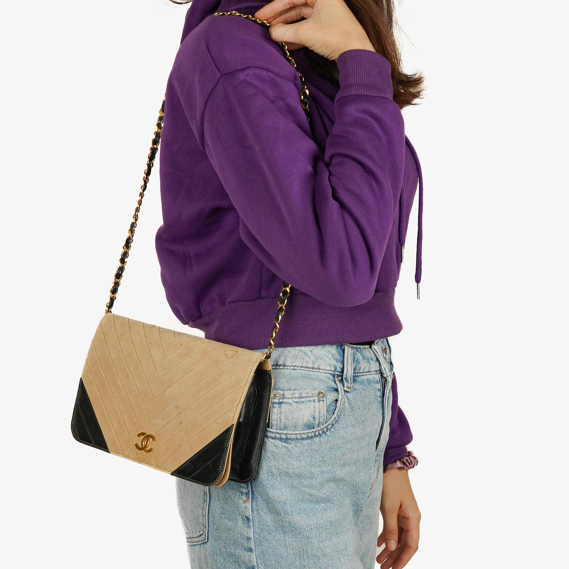 CHANEL Classic Full Flap Tasche aus beigem Leder mit Chevron-Steppung und 24K vergoldeter Hardware