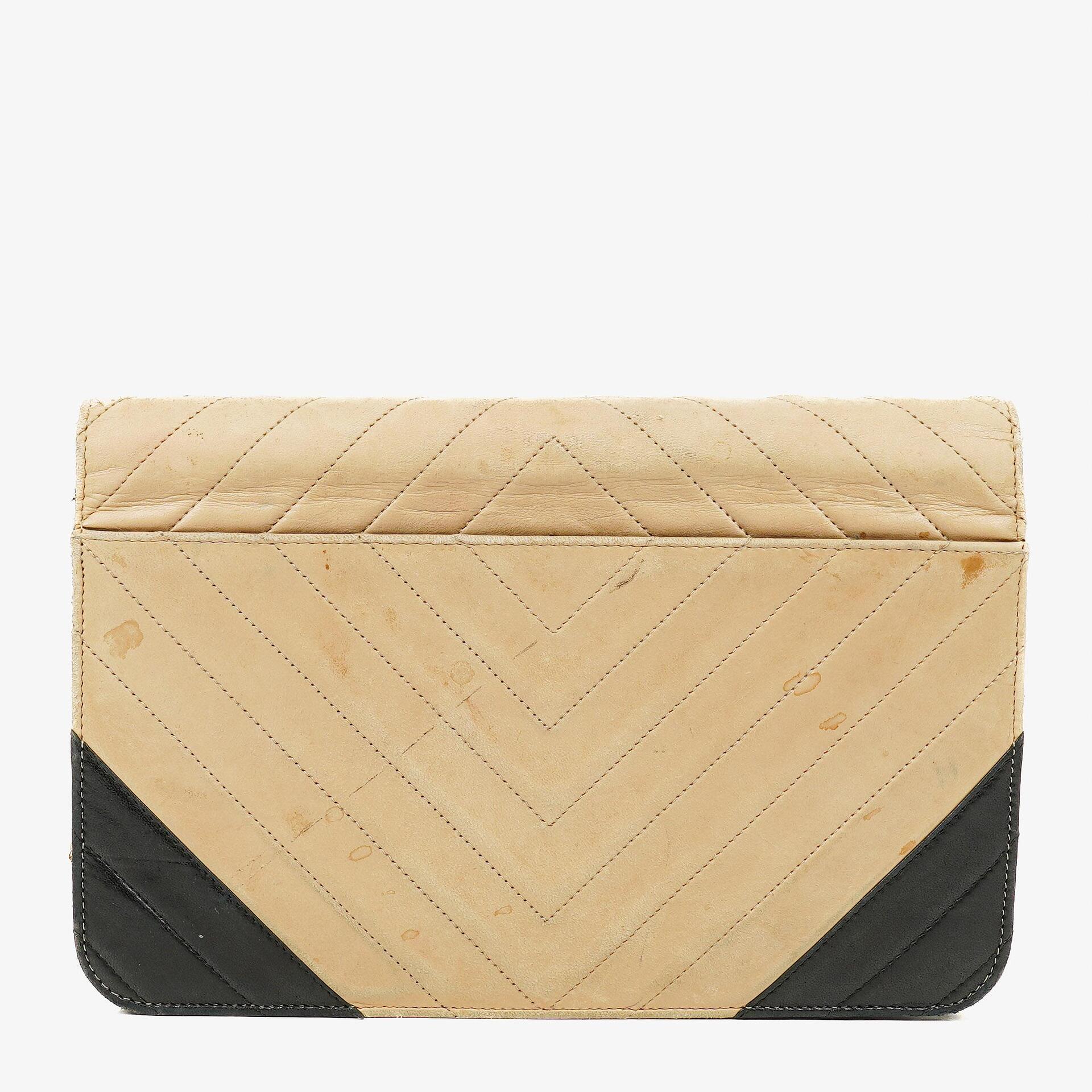CHANEL Classic Full Flap Tasche aus beigem Leder mit Chevron-Steppung und 24K vergoldeter Hardware
