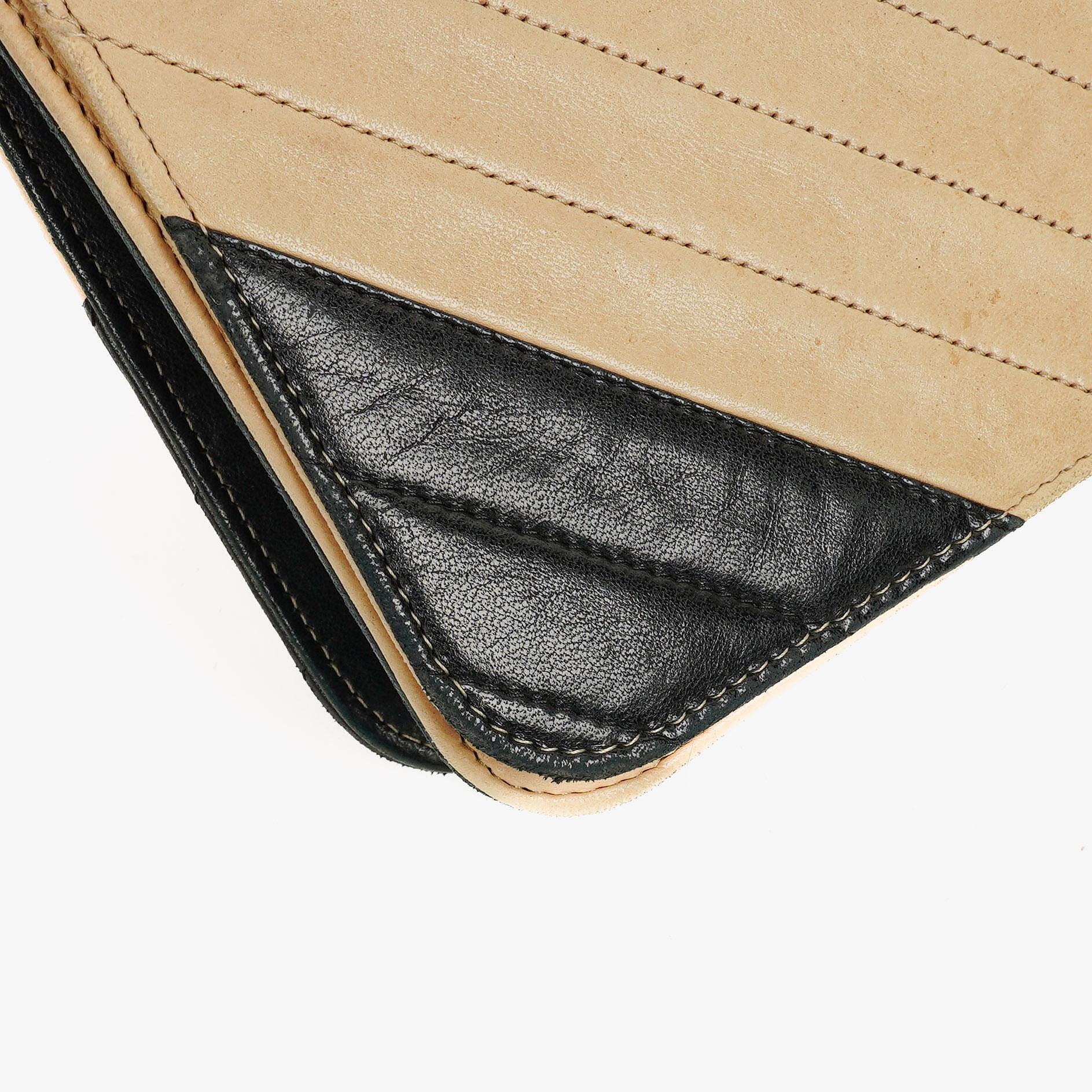 CHANEL Classic Full Flap Tasche aus beigem Leder mit Chevron-Steppung und 24K vergoldeter Hardware